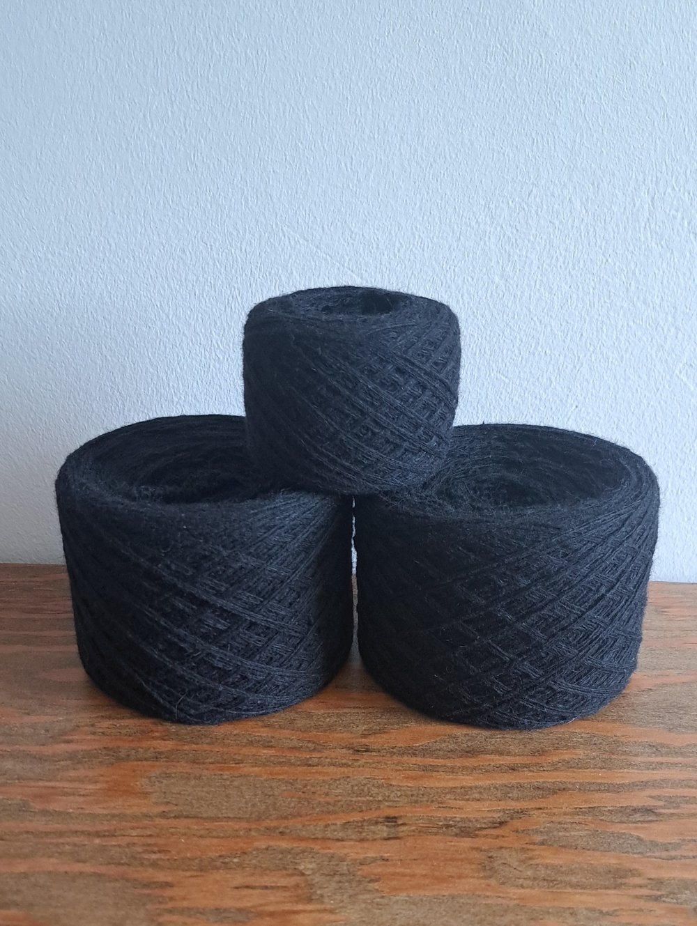 70% Lambswool, 20% Angora Black Yarn, 230g